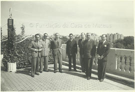 [D. Francisco de Sousa Botelho de Albuquerque, D. Duarte Nuno de Bragança e um grupo de senhores não identificados].