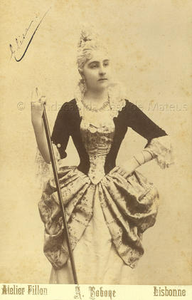 Elisa &quot;Didi&quot; Burnay, depois Viscondessa de Mairos, no baile costume em casa dos Condes de Magalhães. 1890.
