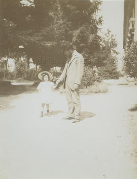 Fernando de Almeida Cardoso de Albuquerque, 2º conde de Mangualde, e sua filha D. Maria Teresa de Sousa Botelho de Albuquerque, nos jardins da Casa de Mateus
