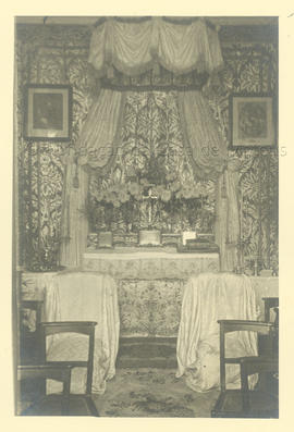 Fotografia de um altar – mor de uma Capela, possivelmente a de Mateus.