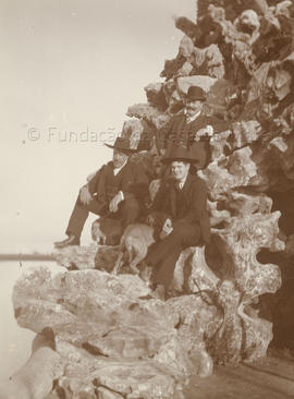 D. Fernando de Sousa Botelho e Melo, 4º conde de Vila Real e dois senhores junto a rochedo