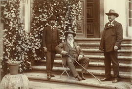 3º Conde de Vila Real, Rodrigo da Nóbrega Pinto Pizarro e José Coelho Mourão, na escadaria do jardim nascente da Casa de Mateus.