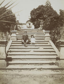 D. Maria Teresa de Sousa Botelho de Albuquerque e Maurício na escadaria da latada da Casa de Mateus.