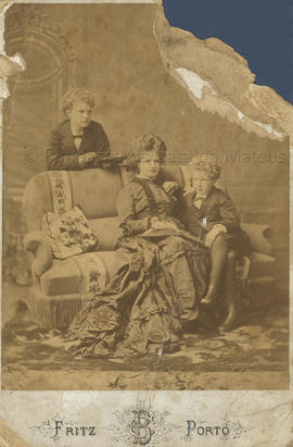 RaInha D. Maria Pia, com os infantes D. Carlos e D. Afonso.