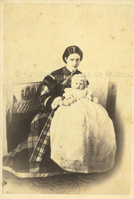 D. Maria Pia, Rainha de Portugal, com seu filho D. Carlos ao colo