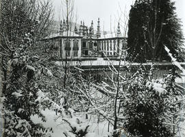 [Casa de Mateus: Fachada principal e espelho de água em dia de neve].