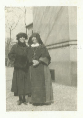 Paris. 1919. Baronesa d&#039;Almeida Santos (Rola) e Maria Villa Real.