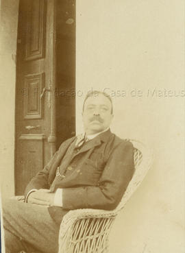 Francisco de Almeida Cardoso de Albuquerque, 1.º conde de Mangualde, sentado à porta de casa.