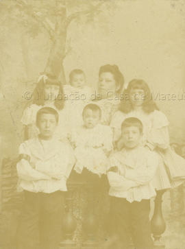 1ª condessa de Mangualde, Rita da Assunção Roquette, com seis crianças.