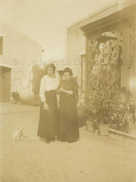 1ª condessa de Mangualde e um senhora, em frente ao chalet do Lago, Monte Estoril.