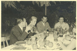 [D. Francisco de Sousa Botelho de Albuquerque, conde de Mangualde, Isabel Salazar e Sousa, e um grupo de pessoas, num jantar].