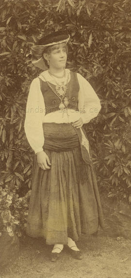 Maria Francisca de Almeida Trigoso (Rola), mais tarde baronesa de Almeida Santos [em traje típico]