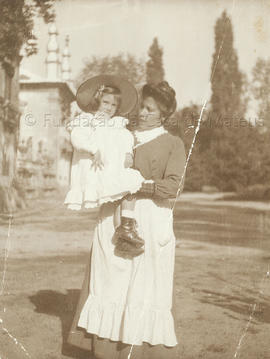 D. Maria Teresa de Sousa Botelho de Albuquerque com a sua ama, nos jardins da Casa de Mateus