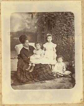 Teresa Francisca de Melo Breyner, 3ª condessa de Vila Real, com seus filhos: D. Maria dos Prazere...