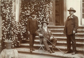 [3º conde de Vila Real, Rodrigo da Nóbrega Pinto Pizarro e José Coelho Mourão, na escadaria nascente da Casa de Mateus]