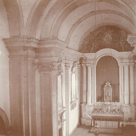Altar-mor da capela da Casa de Mateus.