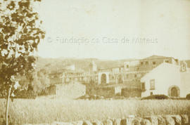 Casa dos Senhores de Melo, na vila de Melo. Vista tirada em 1899