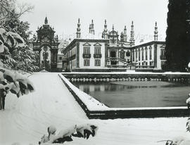 [Casa de Mateus: Ala nascente e Espelho de Água em dia de neve].