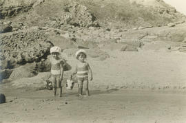 Tejas e Tásinha na praia. Praia das Maçãs.