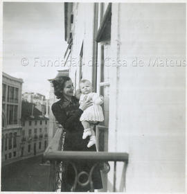 [Maria Adelaide de Sousa Canavarro de Meneses Fernandes Costa e sua filha D. Maria João de Sousa ...