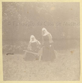 Maria Vila Real e Teresa Sabugosa. Das tres freiras a primeira da direita é a Madre Maria Jesus (Vila Real).