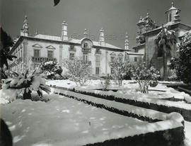 [Casa de Mateus: Ala nascente e Jardim das Camélias em dia de neve].