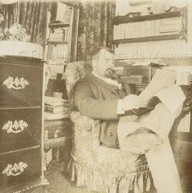 Retrato de D. Fernando de Sousa Botelho e Melo, sentado a ler, no quarto, na Casa da Travessa da ...