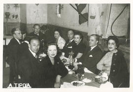 [D. Francisco de Sousa Botelho de Albuquerque e um grupo de pessoas no restaurante &quot;A Tipóia&quot;].
