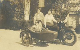 Maria Emília Rocha Brito, Maria de Lourdes Amaral Leitão, Maria Manuela de Medeiros Mourão, em Abambres 1931